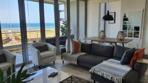 Accommodation Front - Gorgeous 4 Sleeper Beachfront Apartment